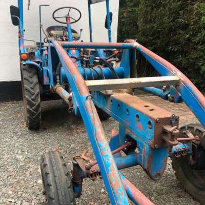 Traktor Geräteträger Gt124 mit hubarm und Schaufel