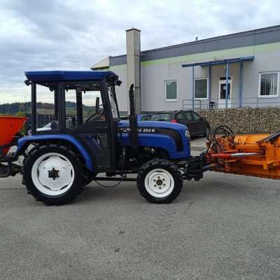Foton 254 N Winterdiensttraktor mit Vollkabine, Schneeschild und Streuer