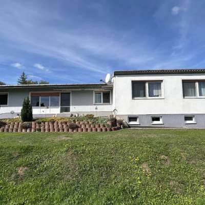 Aussiedlerhof mit schönem Wohnhaus und großen Wirtschaftsgebäuden in Nordhessen