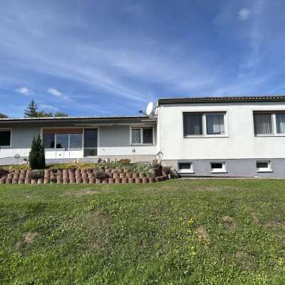 Aussiedlerhof mit großzügigem Wohnhaus und umfangreichen Wirtschaftsgebäuden in Ringgau-Renda