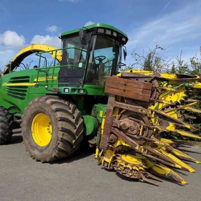 John Deere 7500 Feldhäcksler 4x4 + Kemper 360 (6-reihig)