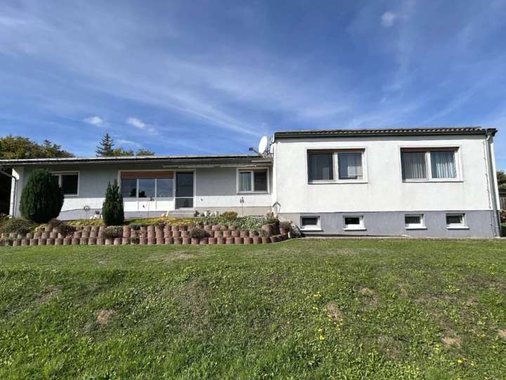 Grünlandbetrieb: 37 ha Eigenland + großer Aussiedlerhof + Wohnhaus in Nordhessen