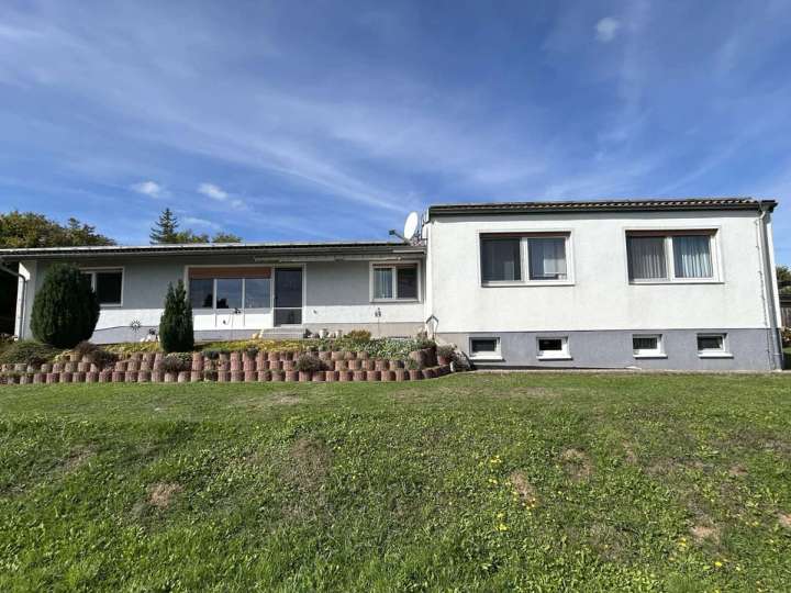 Aussiedlerhof mit großzügigem Wohnhaus und umfangreichen Wirtschaftsgebäuden in Ringgau-Renda