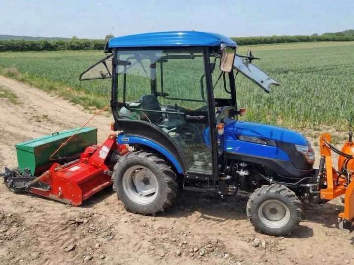 Solis 26 mit Kabine, Umkehrfräse mit Sämaschinenaufsatz + Vario Schneeschild