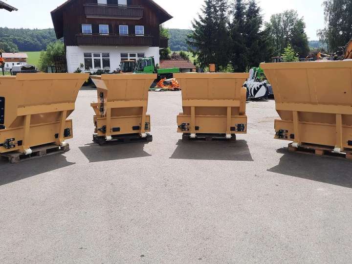 Einstreugerät Futterverteilgerät Hoflader Radlader Euro Weideman