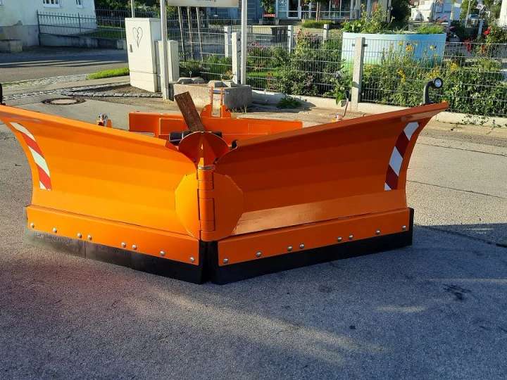 Schneeschild Vario 2,70m Schneepflug Schlepper Radlader Hoflader