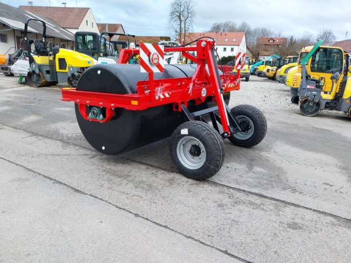 Wiesenwalze mit Fahrwerk für Schlepper Walze Ackerwalze