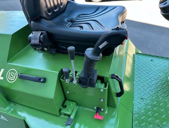 Striegel 500 DYA Hoflader Radlader mit Yanmar Motor - Bild 10