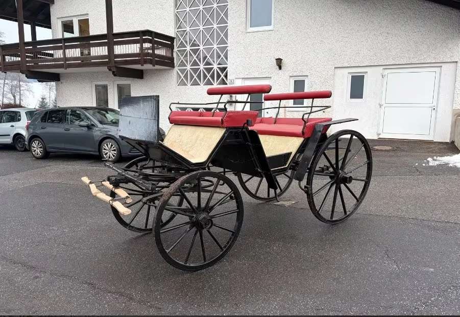 Historische Pferdekutsche, schwarz mit roten Polstern - Bild 2