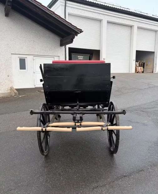 Historische Pferdekutsche, schwarz mit roten Polstern - Bild 3