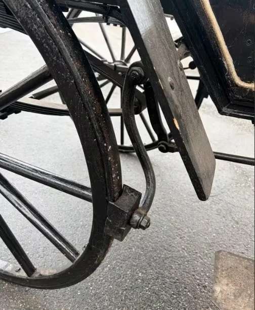 Historische Pferdekutsche, schwarz mit roten Polstern - Bild 4