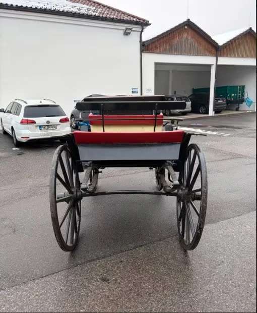 Historische Pferdekutsche, schwarz mit roten Polstern - Bild 5