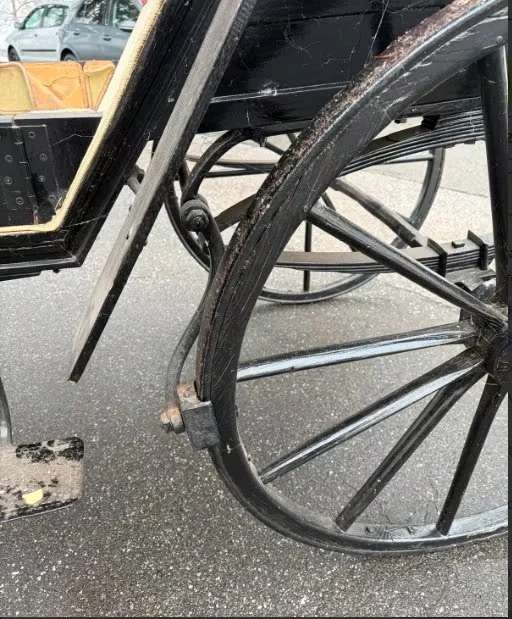 Historische Pferdekutsche, schwarz mit roten Polstern - Bild 6