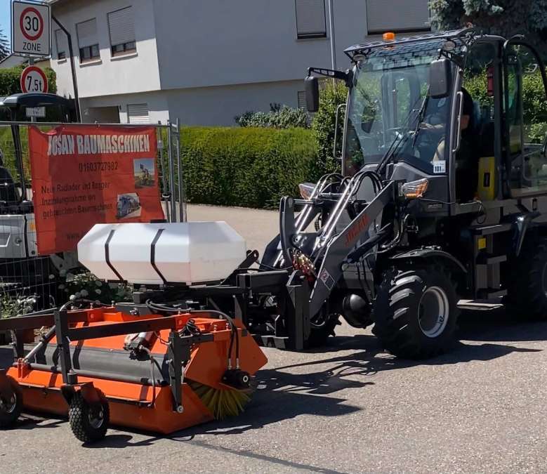 Kehrbesen mit Wasserbehälter
