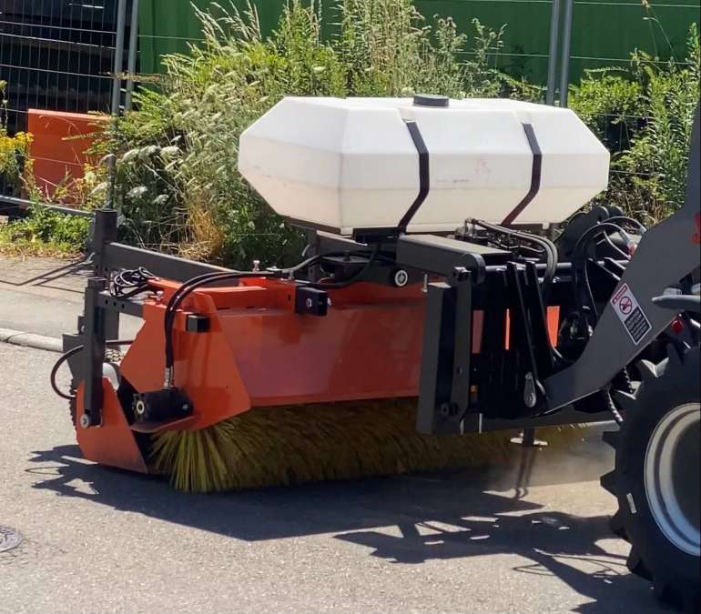 Kehrbesen mit Wasserbehälter - Bild 2