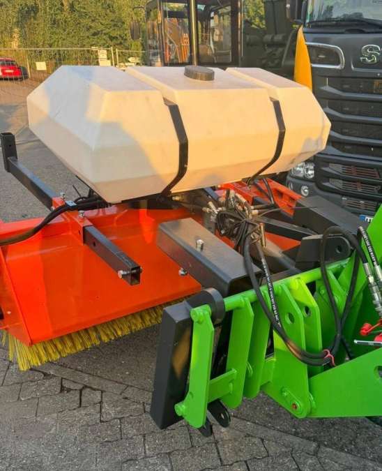 Kehrbesen mit Wasserbehälter - Bild 3