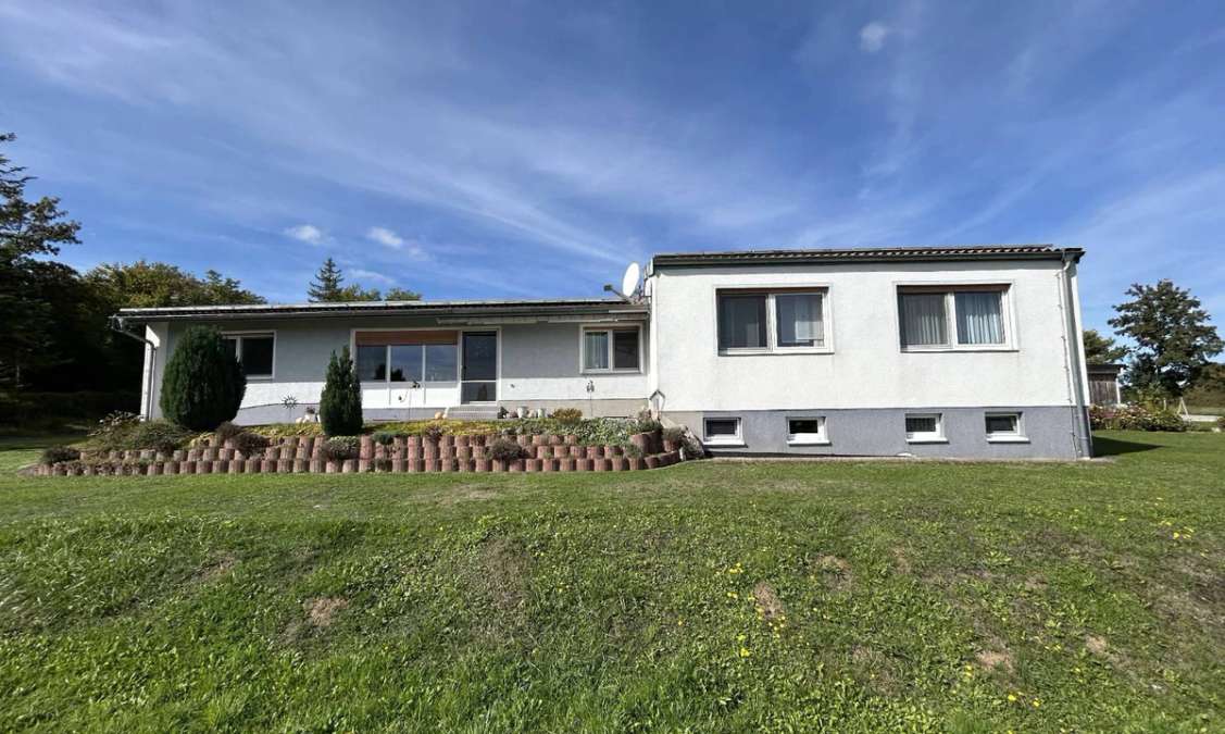 Grünlandbetrieb: 37 ha Eigenland + großer Aussiedlerhof + Wohnhaus in Nordhessen