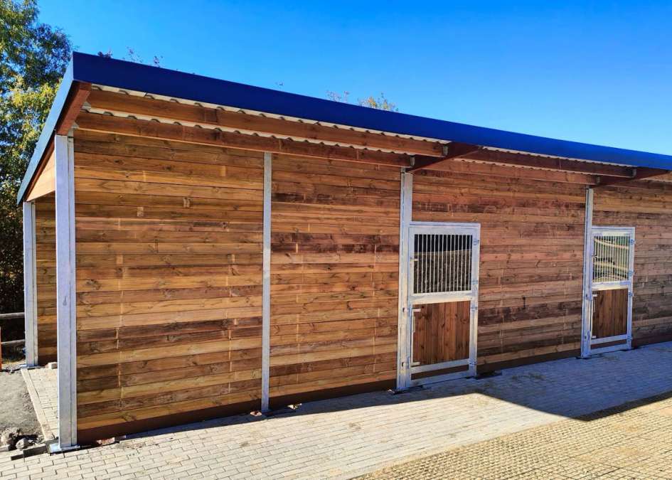 Pferdestall bauen - robuste Außenställe und Pferdeboxen für Ihren Pferdehof - Bild 1