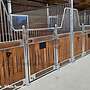Hochwertige Pferdebox | Boxenfronten mit Fressgitter | Innenbox, Trennwände und Modulare Stallwände - Stalltrennwand & Stallfront für Pferde - Bild 28