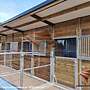 Aussenbox & Pferdestall bauen - Offenstall kaufen, Pferdebox und Weidehütte, Heuraufe & optimale Pferdefütterung für den perfekten Pferdeunterstand | TOP Pferdehof - Bild 21