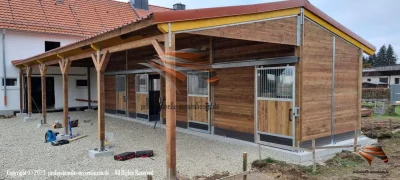 Aussenboxen & Pferdestall bauen - Offenstall kaufen, Pferdebox und Weidehütten, Heuraufe & optimale Pferdefütterung für den perfekten Pferdeunterstand | TOP Pferdehof